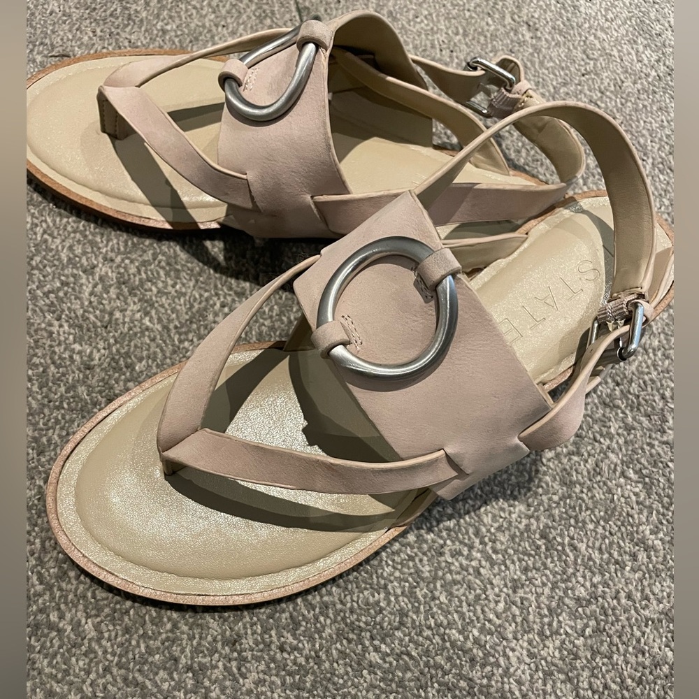 Flat sandals in neutral color - worn once